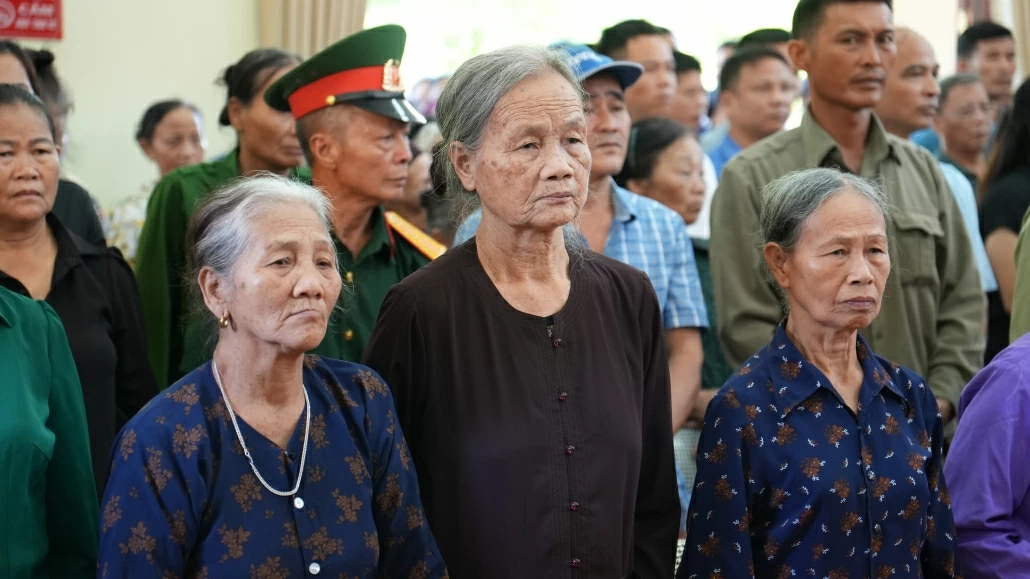 Người dân tới viếng Tổng Bí thư tại Nhà văn hóa xã Vạn Thọ, huyện Đại Từ