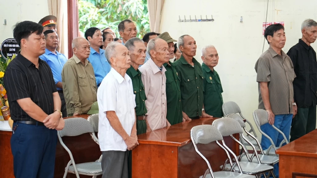 Người dân tới viếng Tổng Bí thư tại Nhà văn hóa xã Vạn Thọ, huyện Đại Từ