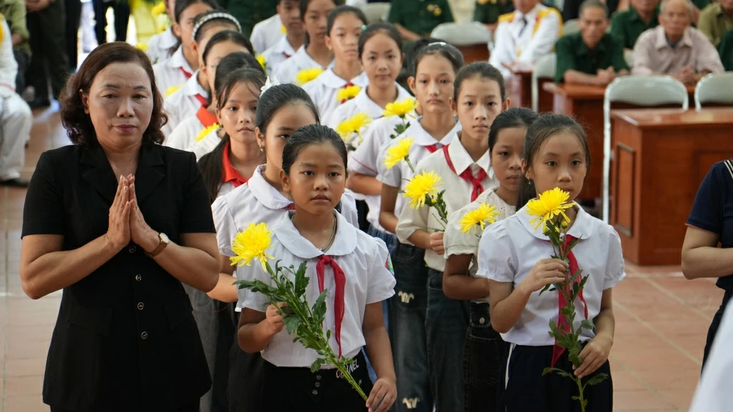 Người dân tới viếng Tổng Bí thư tại Nhà văn hóa xã Vạn Thọ, huyện Đại Từ