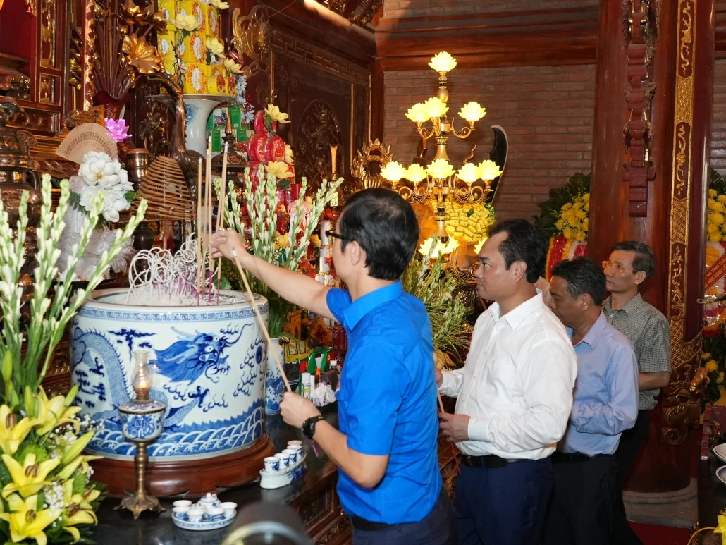 Thủ tướng Chính phủ Phạm Minh Chính thăm thương binh, gia đình liệt sĩ tại Thái Nguyên