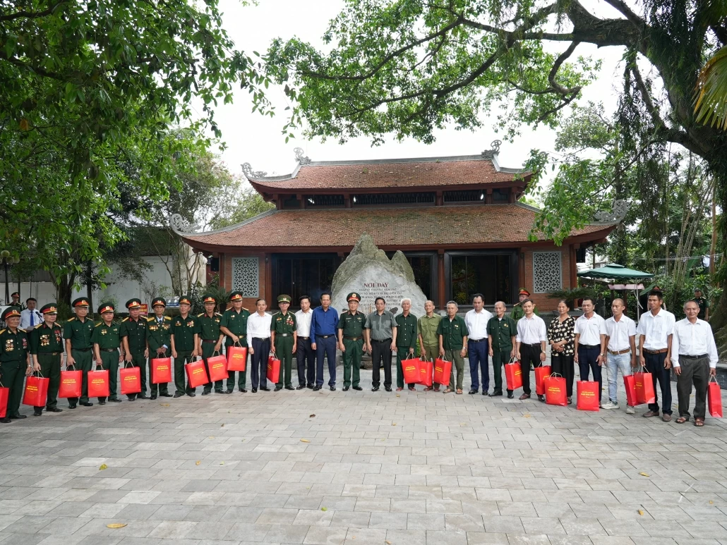 Thủ tướng Chính phủ Phạm Minh Chính thăm thương binh, gia đình liệt sĩ tại Thái Nguyên