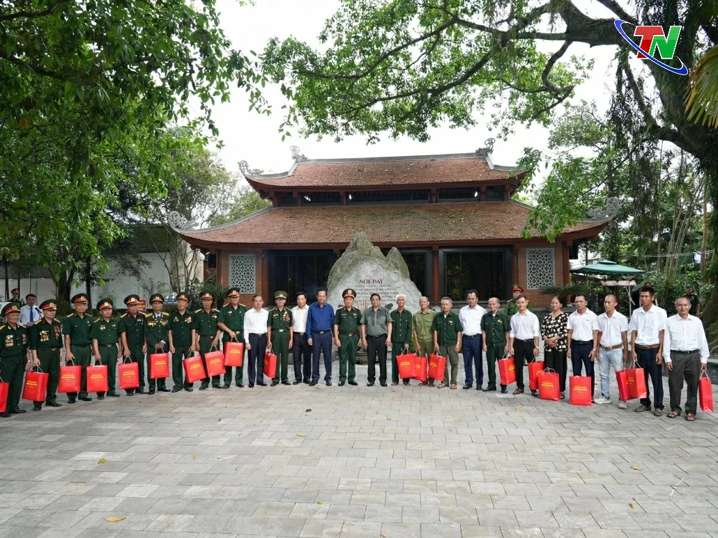 Thủ tướng Chính phủ Phạm Minh Chính dâng hương tưởng niệm các Anh hùng liệt sĩ tại Thái Nguyên