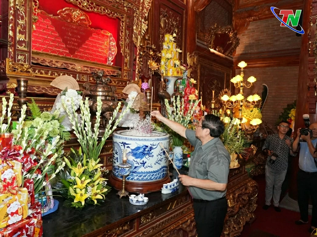 Thủ tướng Chính phủ Phạm Minh Chính dâng hương tưởng niệm các Anh hùng liệt sĩ tại Thái Nguyên