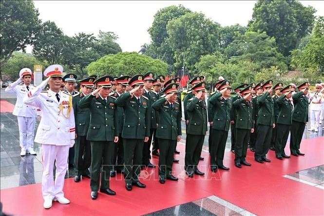 越南共产党和国家领导人上香怀念英雄烈士