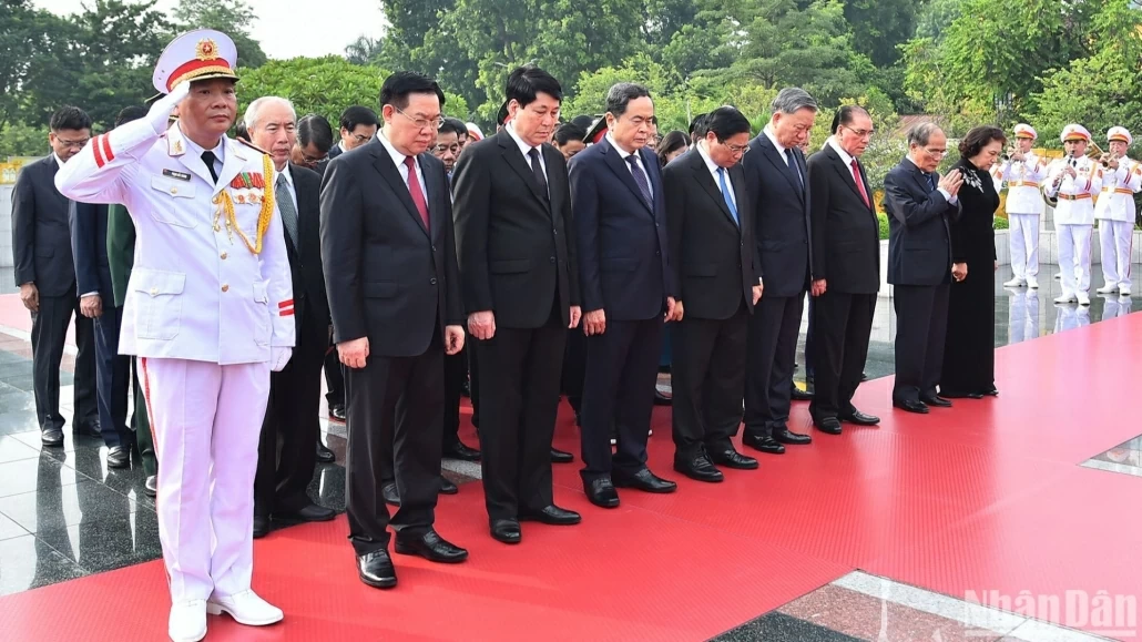 Party and State leaders offer incense to commemorate heroic martyrs