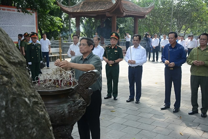 越南政府总理范明政敬香缅怀英雄烈士