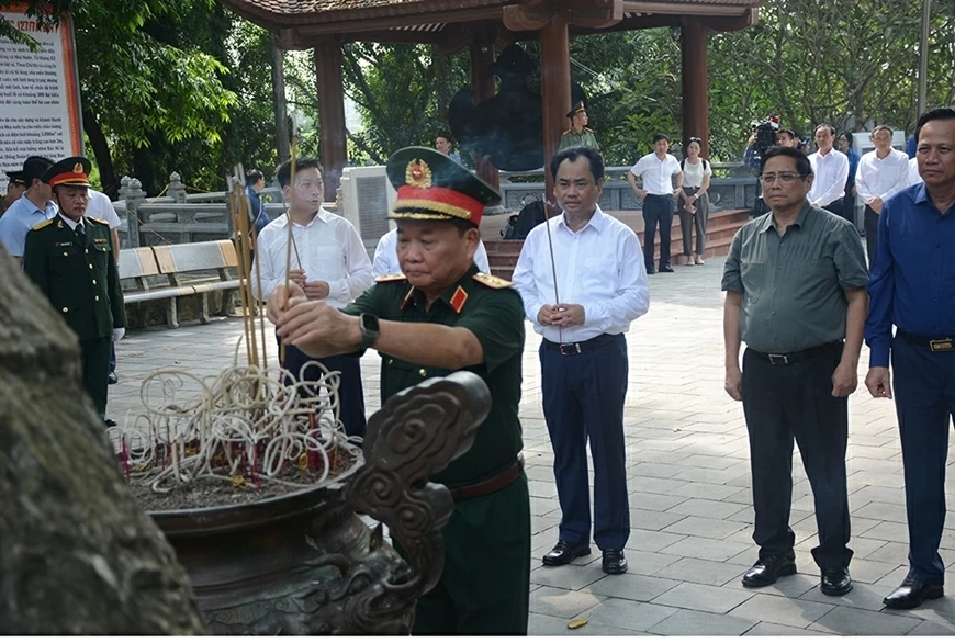 越南政府总理范明政敬香缅怀英雄烈士
