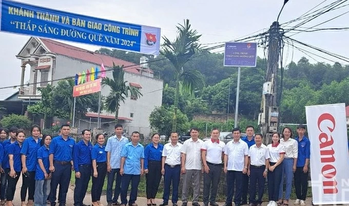 Canon Vietnam:  sponsors the "lighting up the countryside" road in Phu Binh