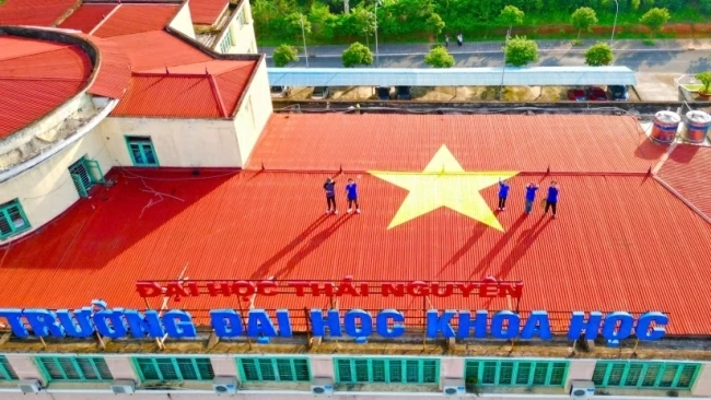 [Photo] Trào lưu “mỗi mái nhà là một lá cờ Tổ quốc”: Lan tỏa tình yêu nước