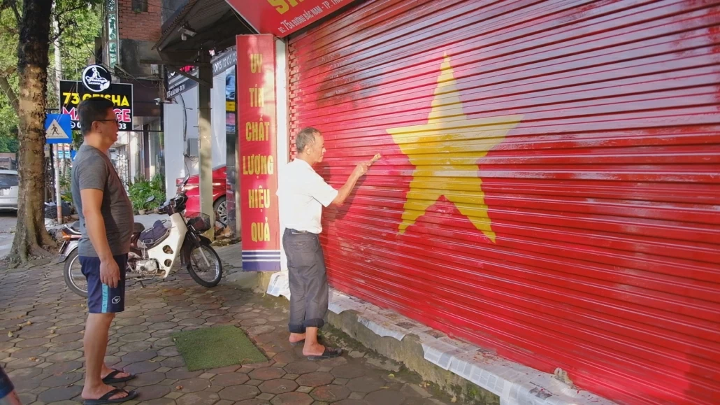 [Photo] Trào lưu vẽ, sơn cờ Tổ quốc: Lan tỏa tình yêu nước