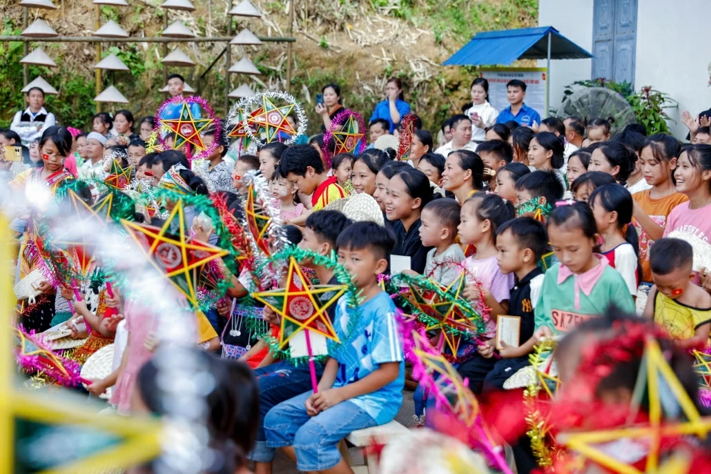 [Photo] Trung thu trên bản Mông