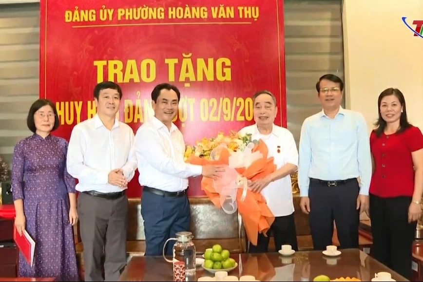 Bí thư Tỉnh ủy Trịnh Việt Hùng dự và trao tặng Huy hiệu Đảng đợt 02/9/2024