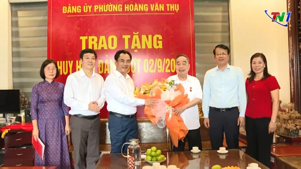 Bí thư Tỉnh ủy Trịnh Việt Hùng dự và trao tặng Huy hiệu Đảng đợt 02/9/2024