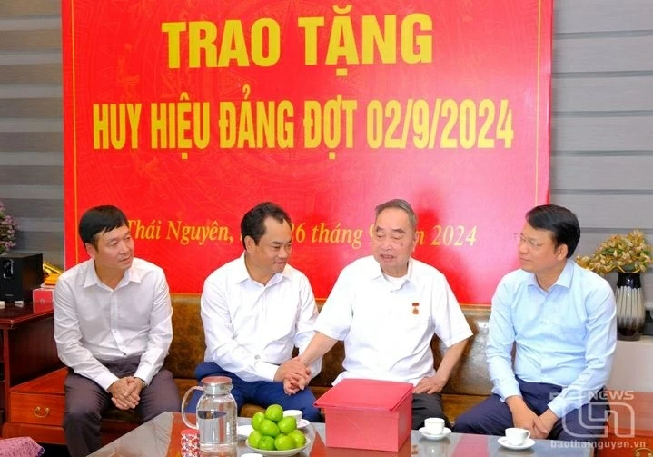 Provincial Party Secretary presents 60-year Party membership badge to comrade Nguyen Ngo Hai