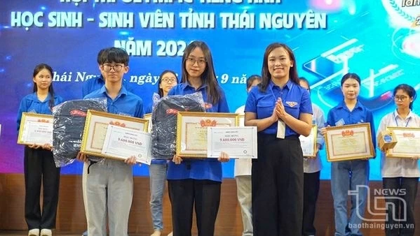 Final round of the English Olympic for pupils and students in Thai Nguyen province