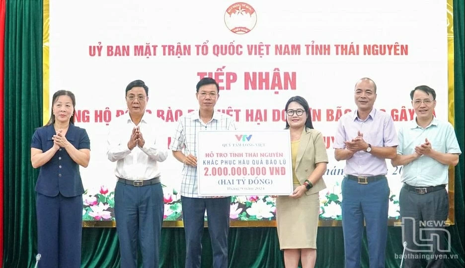 Receiving 2.3 billion VND to support people affected by storm No. 3