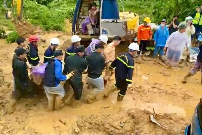 Siêu bão Mangkhut đã càn quét Philippines, chuẩn bị vào Biển Đông