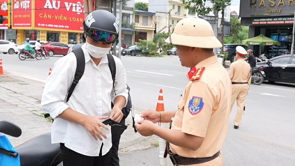 Hình ảnh ngày đầu cao điểm xử lý học sinh vi phạm giao thông