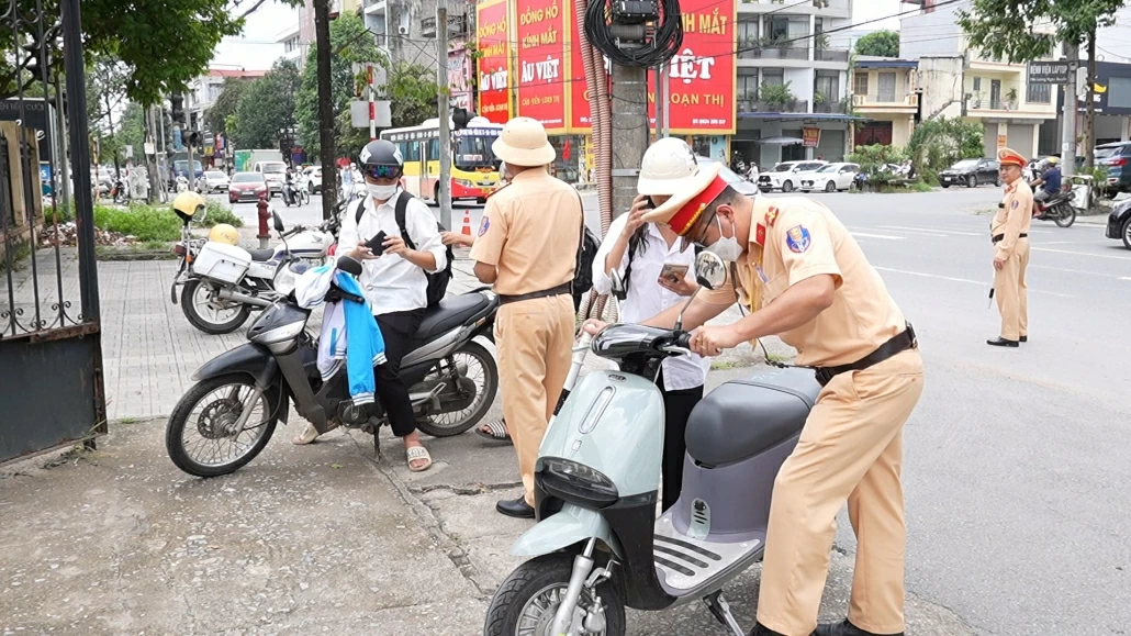 Hình ảnh ngày đầu cao điểm xử lý học sinh vi phạm giao thông