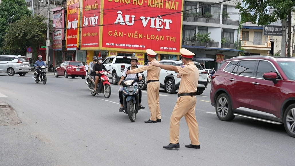 Hình ảnh ngày đầu cao điểm xử lý học sinh vi phạm giao thông