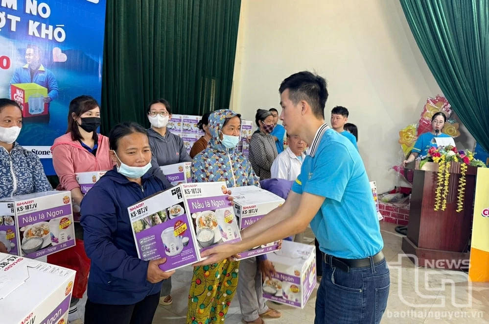 Donating over 500 rice cookers to flood victims