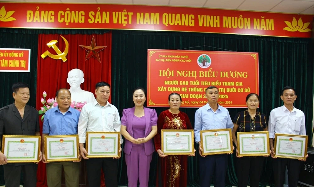 Dong Hy: Honoring 15 outstanding elderly people participating in building the political system