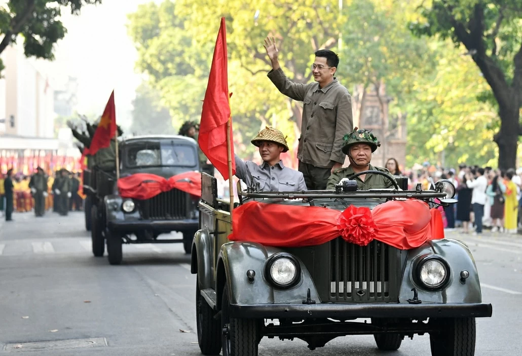 Hơn 8.000 người diễn thực cảnh Ngày Giải phóng Thủ đô bên hồ Gươm