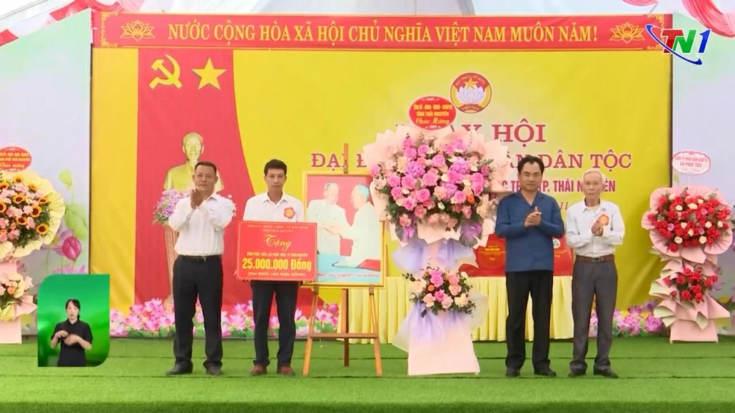 Đồng chí Bí thư Tỉnh ủy dự Ngày hội Đại đoàn kết toàn dân tộc tại xóm Phúc Tiến, xã Phúc Trìu, thành phố Thái Nguyên