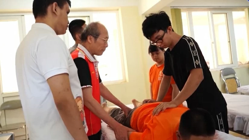 Đài PT-TH Thái Nguyên thăm, tặng quà Mẹ Việt Nam anh hùng