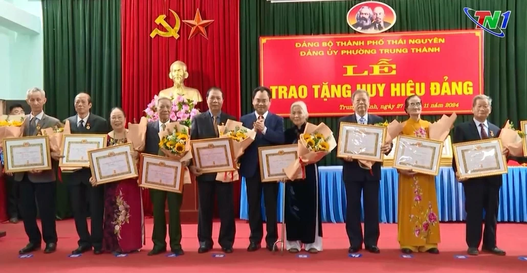 Trao tặng huy hiệu Đảng tại Đảng bộ phường Trung Thành, TP Thái Nguyên