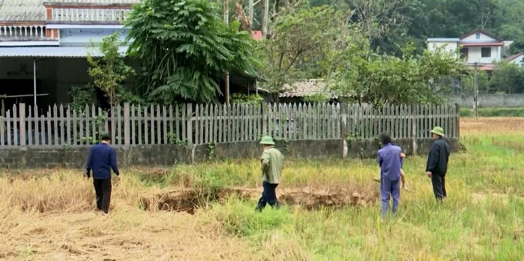 Người dân xóm Pải (Định Hóa) lo lắng khi xuất hiện nhiều hố sụt lún ngay cạnh khu dân cư.