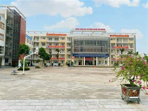 Thai Nguyen High School for the Gifted exchanges with Korean girls' school