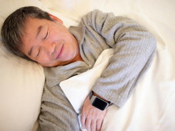 Vì sao người cao tuổi nên ngủ trưa khoảng 1 tiếng?