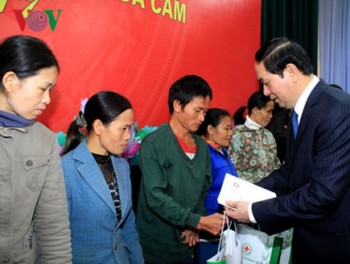 Chủ tịch nước Trần Đại Quang thăm, tặng quà cho người nghèo ở Nghệ An