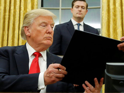 Ông Trump ký sắc lệnh đầu tiên “đánh” Obamacare