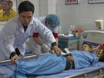 Bệnh viện Trung ương Thái Nguyên phẫu thuật thành công cho một bệnh nhi bị dập nát lòng bàn tay