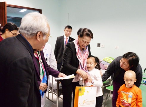 Chủ tịch Quốc hội Nguyễn Thị Kim Ngân thăm, tặng quà cho các bệnh nhi