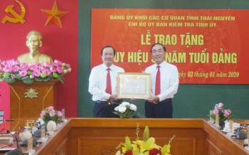 Chủ nhiệm Ủy ban Kiểm tra Tỉnh ủy được nhận Huy hiệu 30 năm tuổi Đảng