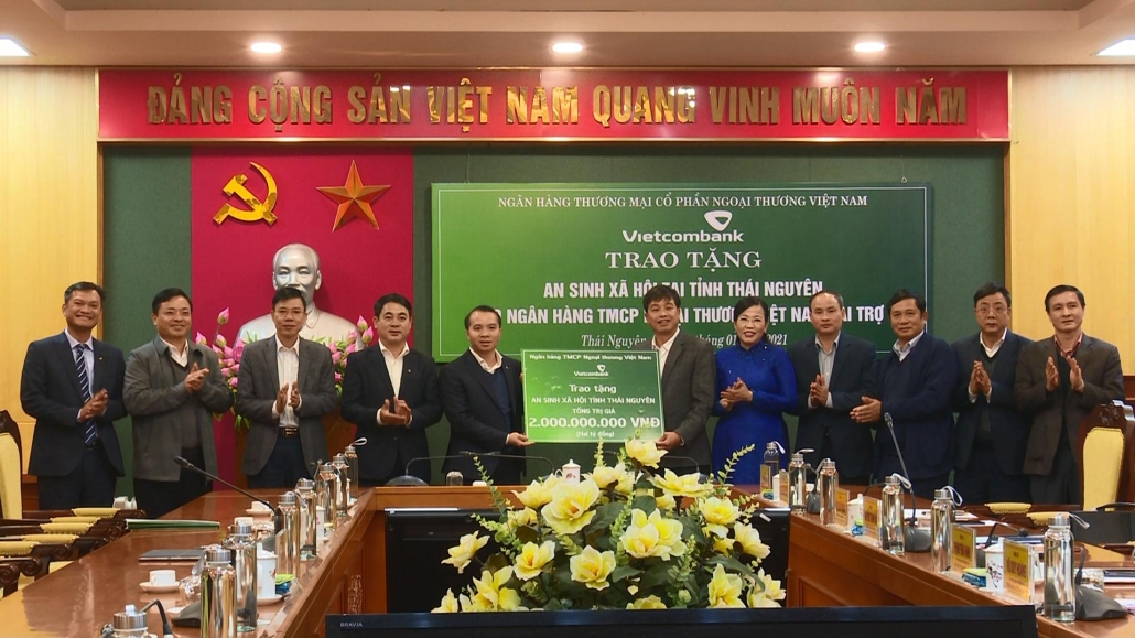 Trao tặng 2 tỷ đồng thực hiện an sinh xã hội tại tỉnh Thái Nguyên