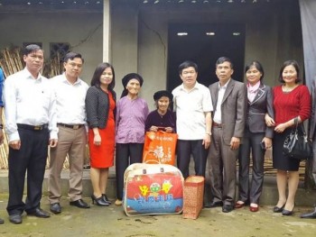 Tặng quà gia đình có hoàn cảnh khó khăn tại xã Nga My, Phú Bình