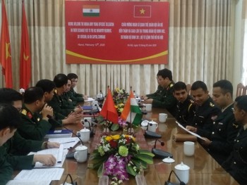 Đoàn sĩ quan trẻ Ấn Độ thăm và trao đổi kinh nghiệm tại Trung đoàn Bộ binh 692
