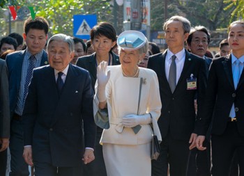 Nhà vua và Hoàng hậu Nhật Bản thăm Nhà lưu niệm Phan Bội Châu