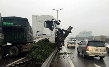 Hà Nội: Tai nạn liên hoàn ở cầu Thanh Trì, container lao xuống đường