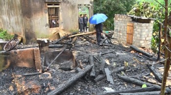 Thăm hỏi, động viên gia đình bị cháy nhà tại xã Đức Lương, Đại Từ