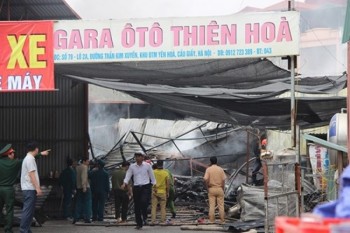 Dập tắt vụ cháy lớn gara ô tô tại Cầu Giấy, Hà Nội