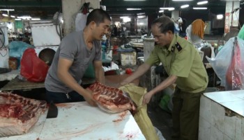 Thái Nguyên phát hiện và tiêu hủy 100kg lợn chết do bệnh được bày bán tại Chợ Thái