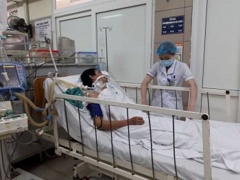 Thêm nạn nhân nguy kịch vì ngộ độc rượu methanol ở Hà Nội