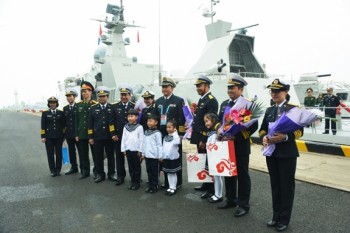 Biên đội Tàu 015, 011 cập cảng Thanh Đảo thăm Trung Quốc