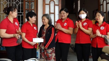 Bà Phùng Thúy Hòa tích cực tham gia công tác chữ thập đỏ