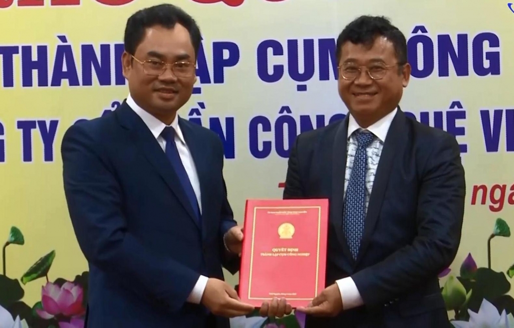 Trao quyết định thành lập Cụm công nghiệp Tân Phú 1, Tân Phú 2 và Cụm công nghiệp Lương Sơn